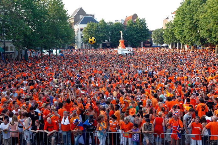 Een Oranje mensenmassa op de Brink in Deventer bij de WK-finale van de mannen. Dit keer wordt er geen groot scherm neergezet.