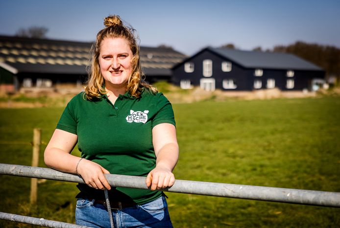 Petra Commijs met op de achtergrond de nieuwe schuur van Hoeksche Zuivel.