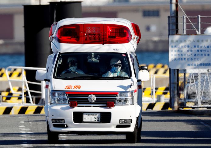 Een ambulance op de kade van de Japanse haven Yokohama, waar het cruiseschip Diamond Princess voor anker ligt. Bij 10 van de 3700 passagiers werd het coronavirus geconstateerd. (05/02/2020)