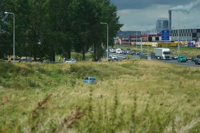 De auto die de berm in reed bij een afslag van de A12 ter hoogte van Duiven.