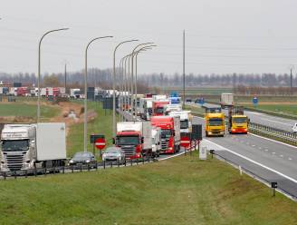 Voor vierde dag op rij zware hinder aan grensovergang: E40 afgesloten in Oostduinkerke