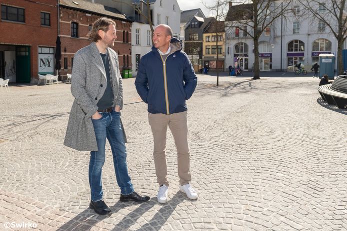 Jean-Jacques De Gucht (Open Vld) en aannemer Nick De Jonge op het vernieuwde Vredeplein.