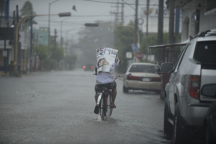 Man rijdt weg net voor orkaan Willa aan land kwam in Escuinapa.