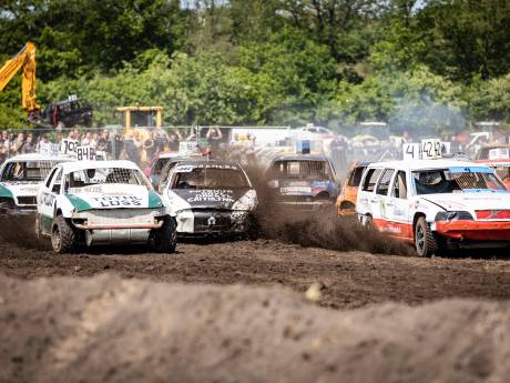 Auto’s total loss, zand vliegt in het rond: autorodeo Penninkskotten levert prachtige plaatjes op