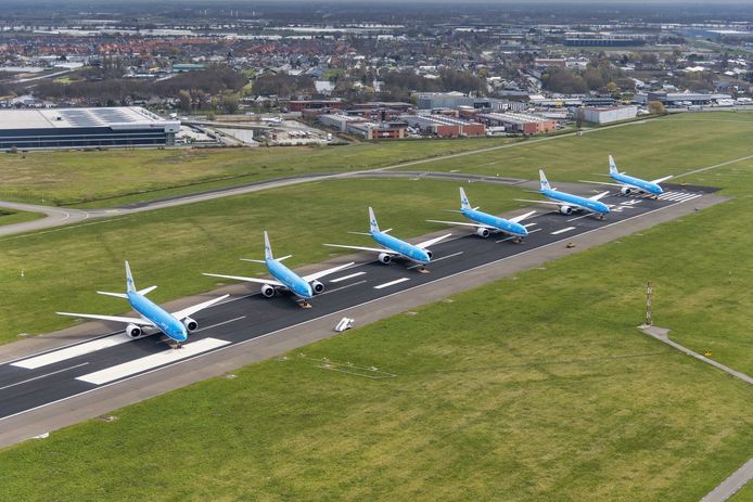 Op Schiphol wordt de Aalsmeerbaan nu gebruikt als parkeerplaats, nu het vliegverkeer door de coronacrisis vrijwel is stilgevallen.