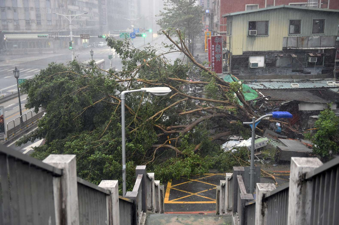 Ураган в китае. Ураган Тайвань. Китайский ураган. Тайвань Тайфун сейчас. Ураганный ветер в Китае.