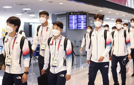 Zuid-Koreaanse voetballers arriveren in Tokio.
