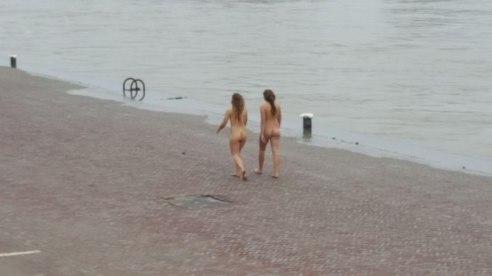 De kunstenaressen in actie op de Lage Kade in Arnhem.