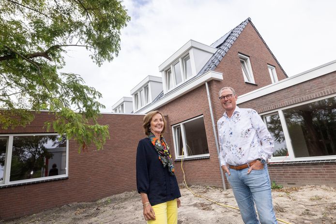 Voorzitter Henk Salome met aankomend voorzitter Sylvia Vollebregt.