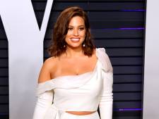 Ashley Graham ne savait pas qu’elle devrait “changer ses propres couches” après son accouchement
