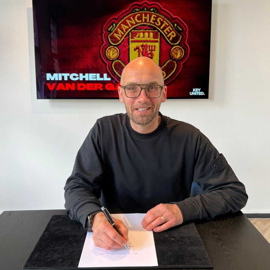 Mitchell van der Gaag tekent zijn contract bij Manchester United