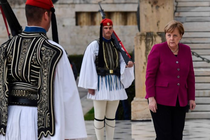 Angela Merkel aan het graf van de onbekende soldaat in Athene.