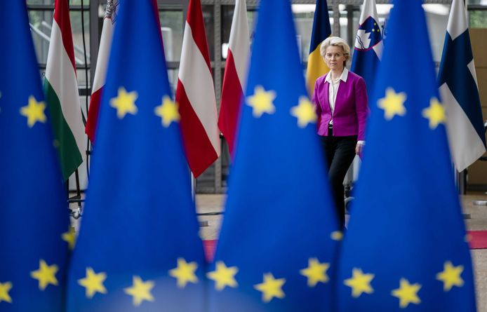 Ursula von der Leyen, voorzitter van de Europese Commissie,  bij de tweedaagse top over het embargo op Russische olie.