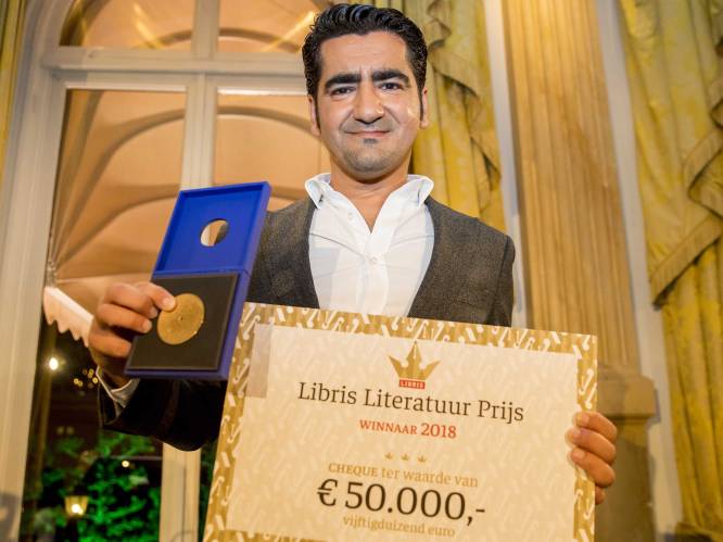 Murat Isik wint Libris Literatuur Prijs met zijn roman 'Wees Onzichtbaar'