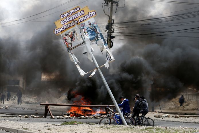 Brandende barricades in El Alto, Bolivia.