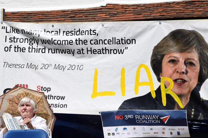 De uitbreiding van Heathrow is al jarenlang een omstreden dossier in Groot-Brittannië: omwonenden en milieugroeperingen vrezen voor geluidsoverlast en de luchtkwaliteit. Aan de goedkeuring ging dan ook een hitsig debat vooraf.