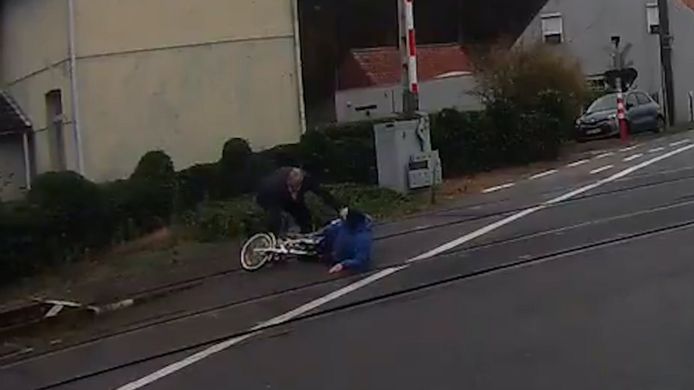 Een buschauffeur redt het leven van een gevallen fietsster in Loppem.