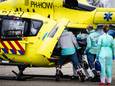 Beeld van eerder dit jaar: een coronapatiënt wordt met een helikopter verplaatst van het ene naar het andere ziekenhuis.