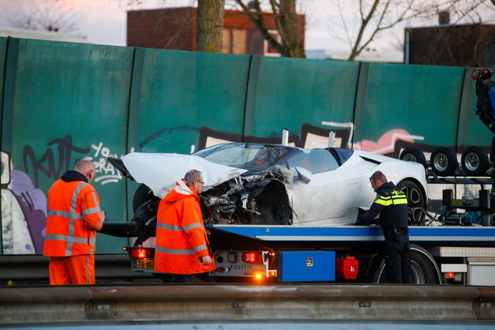 De Lamborghini raakte flink beschadigd bij de botsing tegen de vangrail.