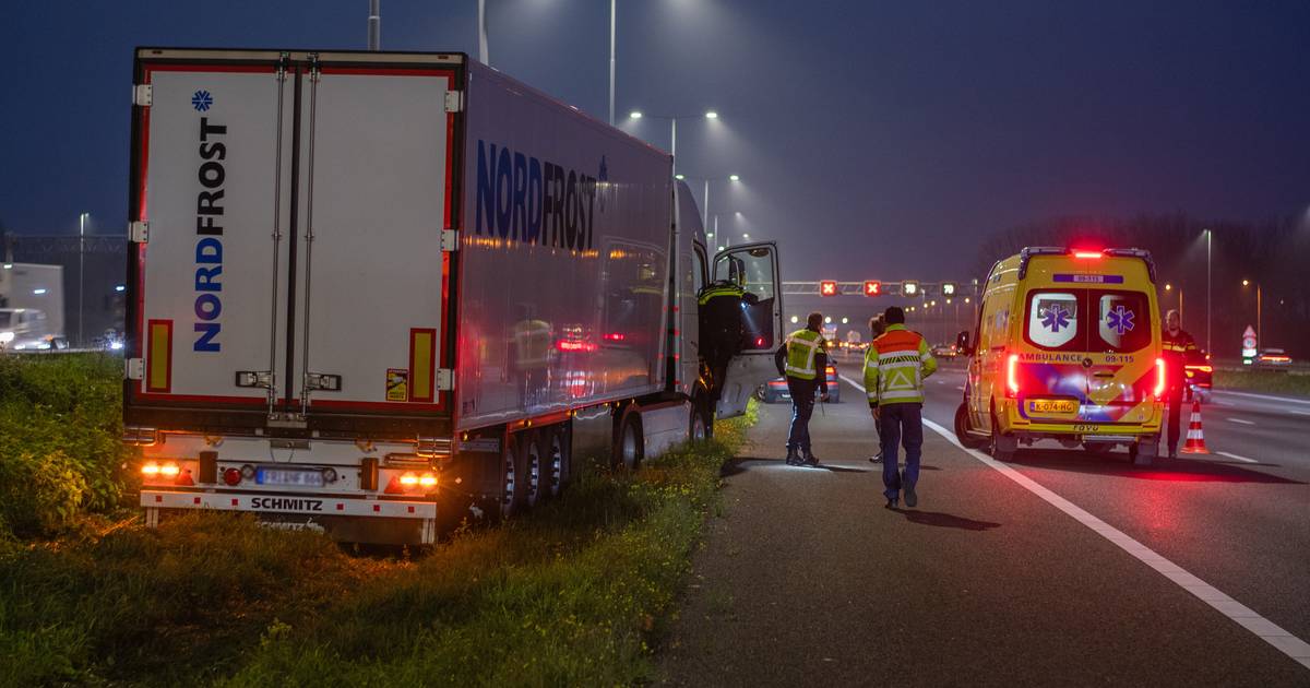 Vrachtwagen raakt van weg en belandt in middenberm langs A12
