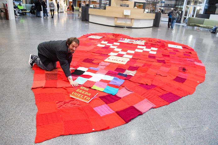 Breda Pix4Profs/René Schotanus. Maurice Spapens heeft een Valentijnshart van 40 m2 in het Stadskantoor gemaakt.