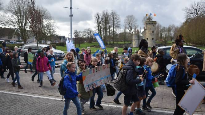 Leerlingen komen op straat voor de waterproblematiek 