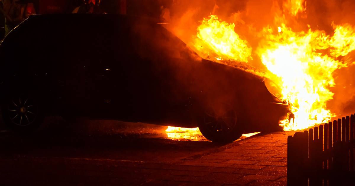 Auto in vlammen op in Enschede, politie onderzoekt brandstichting #Enschede.