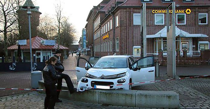 Een man is vanochtend met een auto ingereden op een groep voetgangers in Cuxhaven in het noorden van Duitsland.