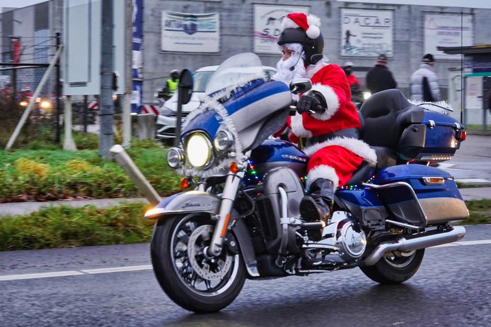 Zo'n 100 motards namen deel aan de kerstrun in Hoogstraten.
