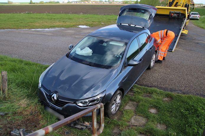 De gecrashte Renault werd op de Zeedijk gevonden, geparkeerd tegen een trapleuning.