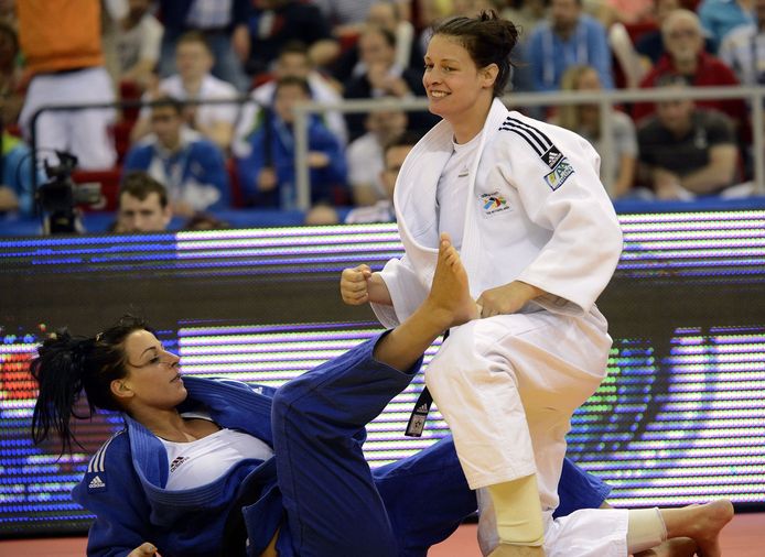 Edith Bosch (in het wit) op de mat tijdens het EK Judo in 2013.