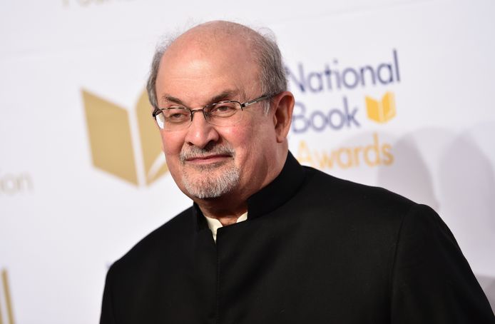 Arkivbild av den 75-årige författaren Salman Rushdie.
