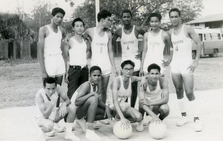 Een nog jonge Bouterse, uiterst rechts, in zijn jaren op het Bonifacius-internaat in Paramaribo. Beeld ANP