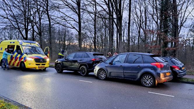 Drie auto's met elkaar in botsing op Vlierstraat in Enschede
