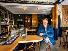 In de bouwmarkt loopt interieurontwerper Joris (48) de visgraatvloer straal voorbij