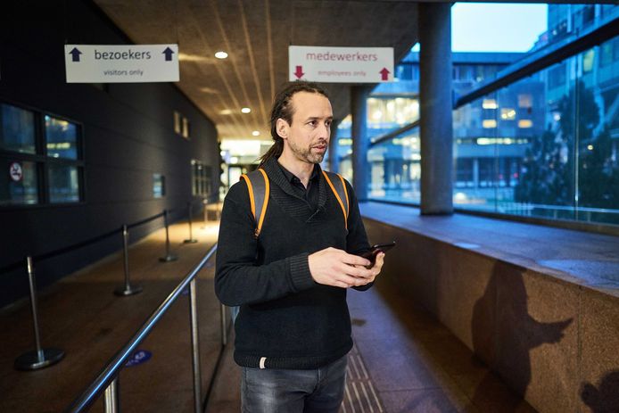 Willem Engel (L) van Viruswaarheid tijdens een pauze van de wrakingskamer tijdens het wrakingsverzoek van de actiegroep.