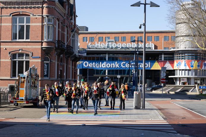 Op de stations in Utrecht en Oss werd zondag gevraagd om niet naar Den Bosch te reizen.