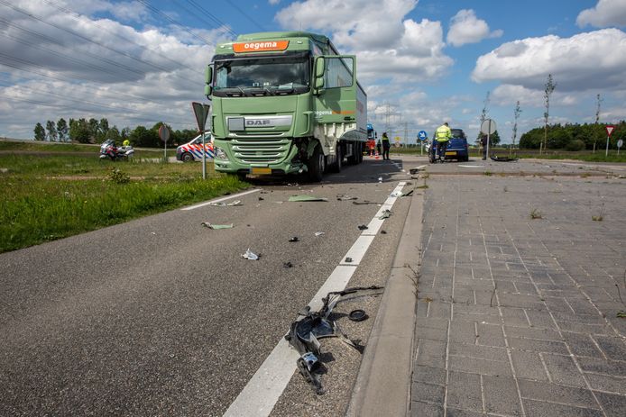 Auto en vrachtwagen botsen op elkaar in Roosendaal