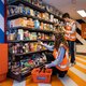 De Omgekeerde Supermarkt, waar ze boodschappen inzamelen, lijkt in geen enkel opzicht op een voedselbank