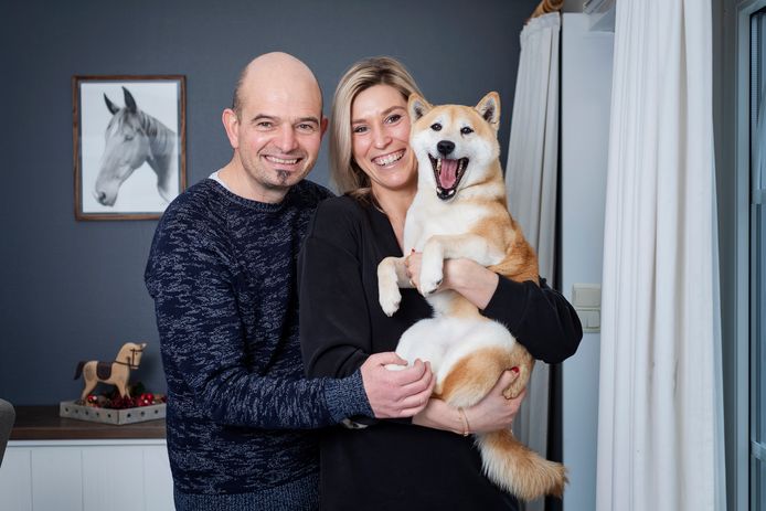 Sarah (35) en Ludo (50) met hun hondje.