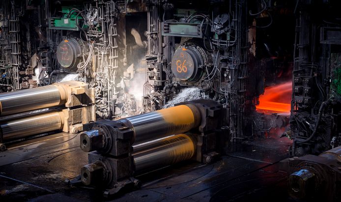 Plakken staal worden tot rollen staal uitgewalst in de Warmbandwalserij van staalbedrijf Tata Steel in het Nederlandse IJmuiden.