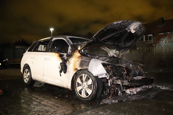 De brandweer kon niet voorkomen dat de auto flink beschadigd raakte.