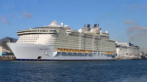 Cruiseschepen in woelig vaarwater