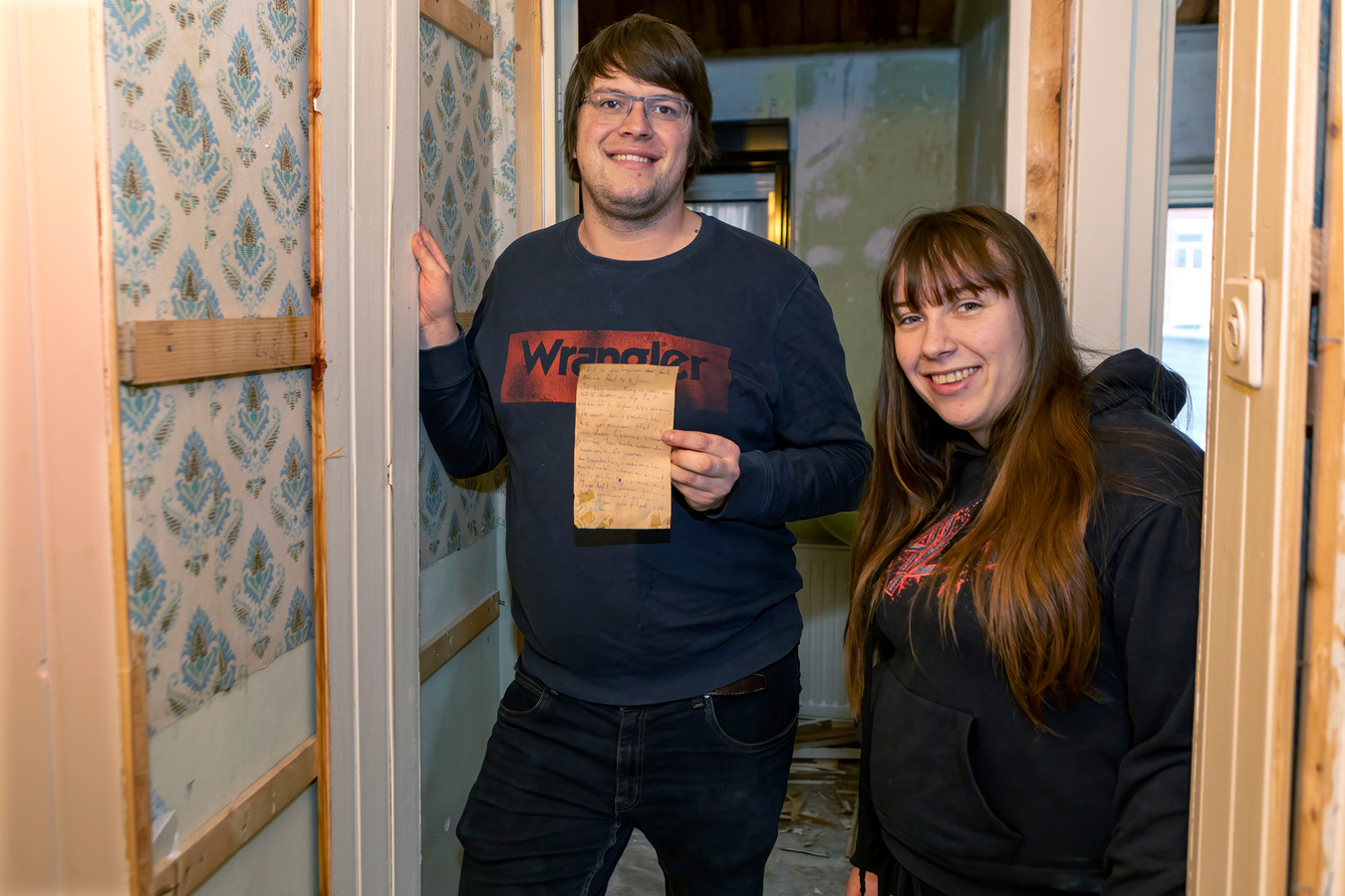 Kevin en Sandra vonden tijdens de verbouwing van hun huis aan de Heerdgang in Zundert achter de schrootjes op de eerste verdieping een briefje van Jack Nouws, geschreven in 1973.