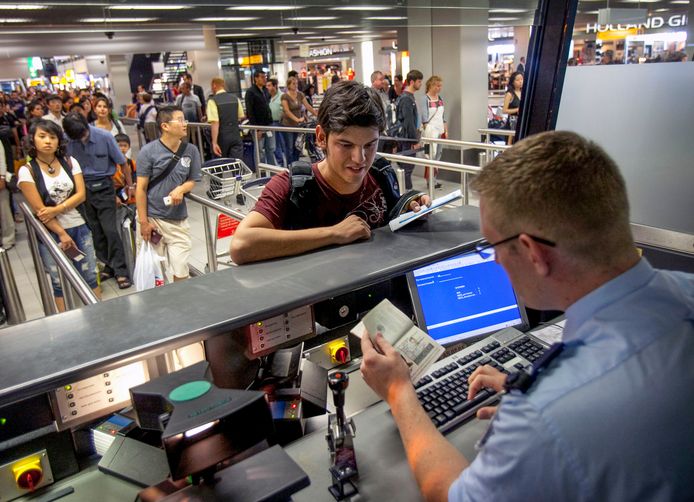 Altijd een spannend moment: paspoortcontrole bij de marechaussee op Schiphol.