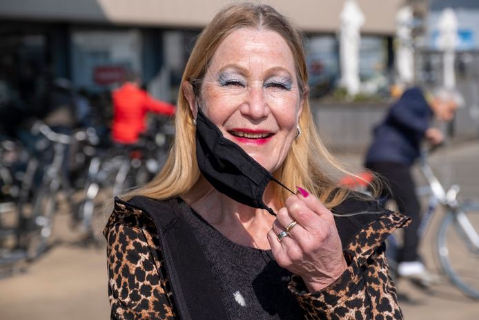 Corry Gutteling draagt nog steeds een mondkap en deelt zelfgemaakte kapjes uit aan vrienden.