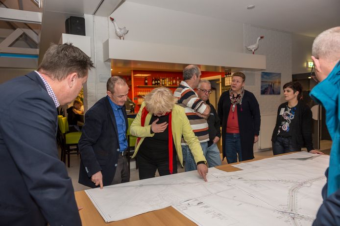 Een inloopavond over verkeer en mobiliteit gaat altijd gepaard met tekeningen en plattegronden.
