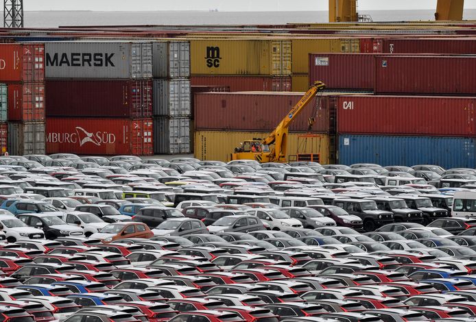 Deze foto is van vorige week: in het Duitse Bremerhaven staan duizenden nieuwe en tweedehands auto's geparkeerd die bestemd zijn voor im- en export