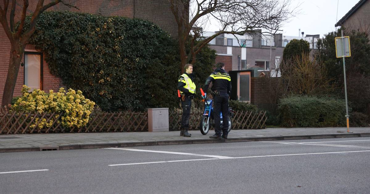 Politie zoekt een motorrijder in verband met ongeval letsel bromfietser in Kampen.