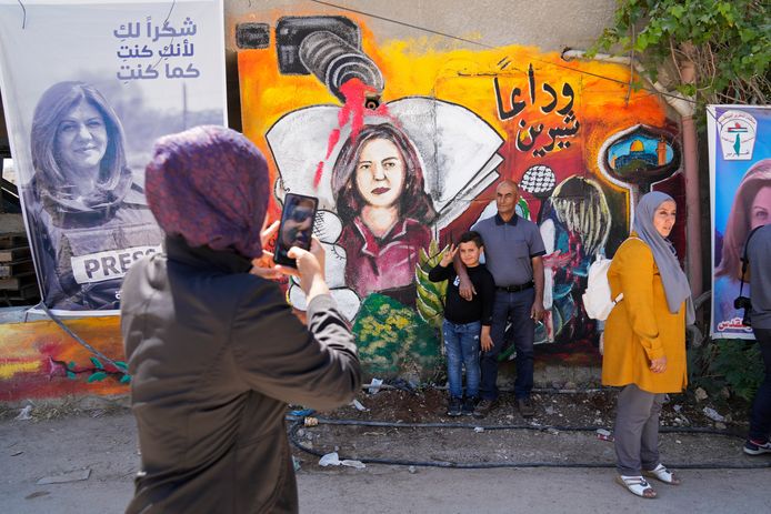 Palestijnen bezoeken de plek waar de ervaren Palestijns-Amerikaanse verslaggever Shireen Abu Akleh werd doodgeschoten.